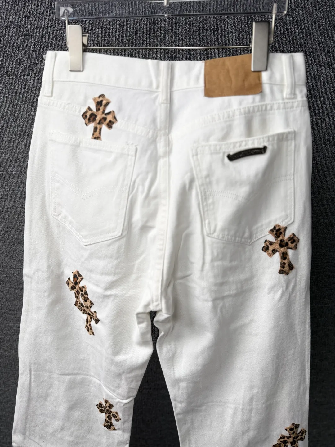 P240 💰 (Top version) Chrome Hearts/Chrome Hearts Classic white hand-painted leopard print series colorful leather cross washed color fabric unisex denim trousers Vibe style straight stacked god-level version Carbon fine bias denim color cloth Old vintage full set of hardware - Chrome Hearts white cow series The high version uses high-ounce custom fabrics, fermentation washing and soft color fixation, soft and thick to wear, the details are all made by hand-polished craftsmanship, all-over printed jacquard fabric Unique design style. Through multiple processes to create a full retro feel. Unique niche non-contrast shirt. Customized distressed spray-painted buttons. Craftsmanship in every detail. Color: white hand-painted leopard print. Size: 28-30-32-34 (corresponding to S-M-L-XL)